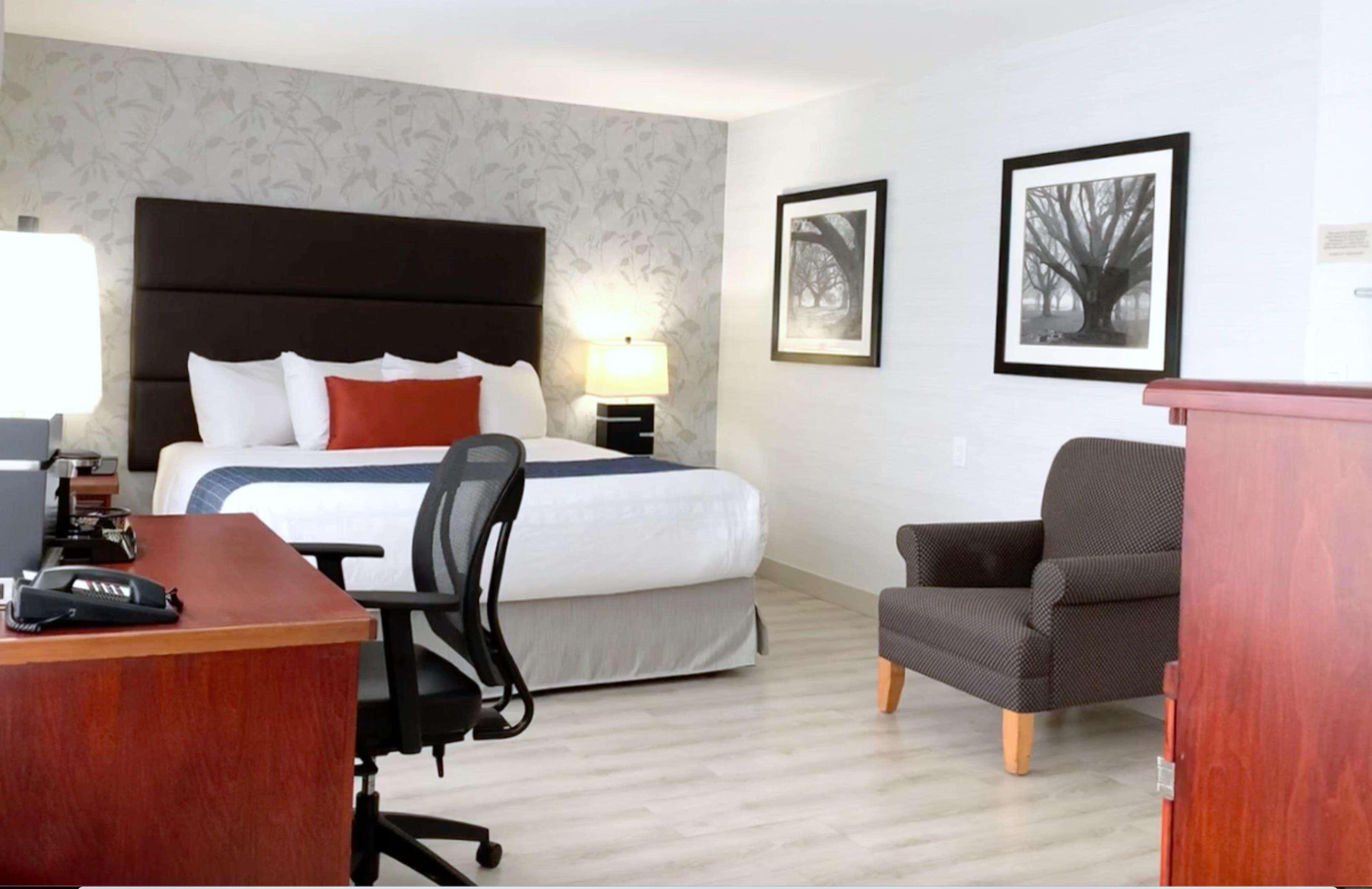 Best Western Plus Regency Inn And Conference Centre Абътсфорд Екстериор снимка
