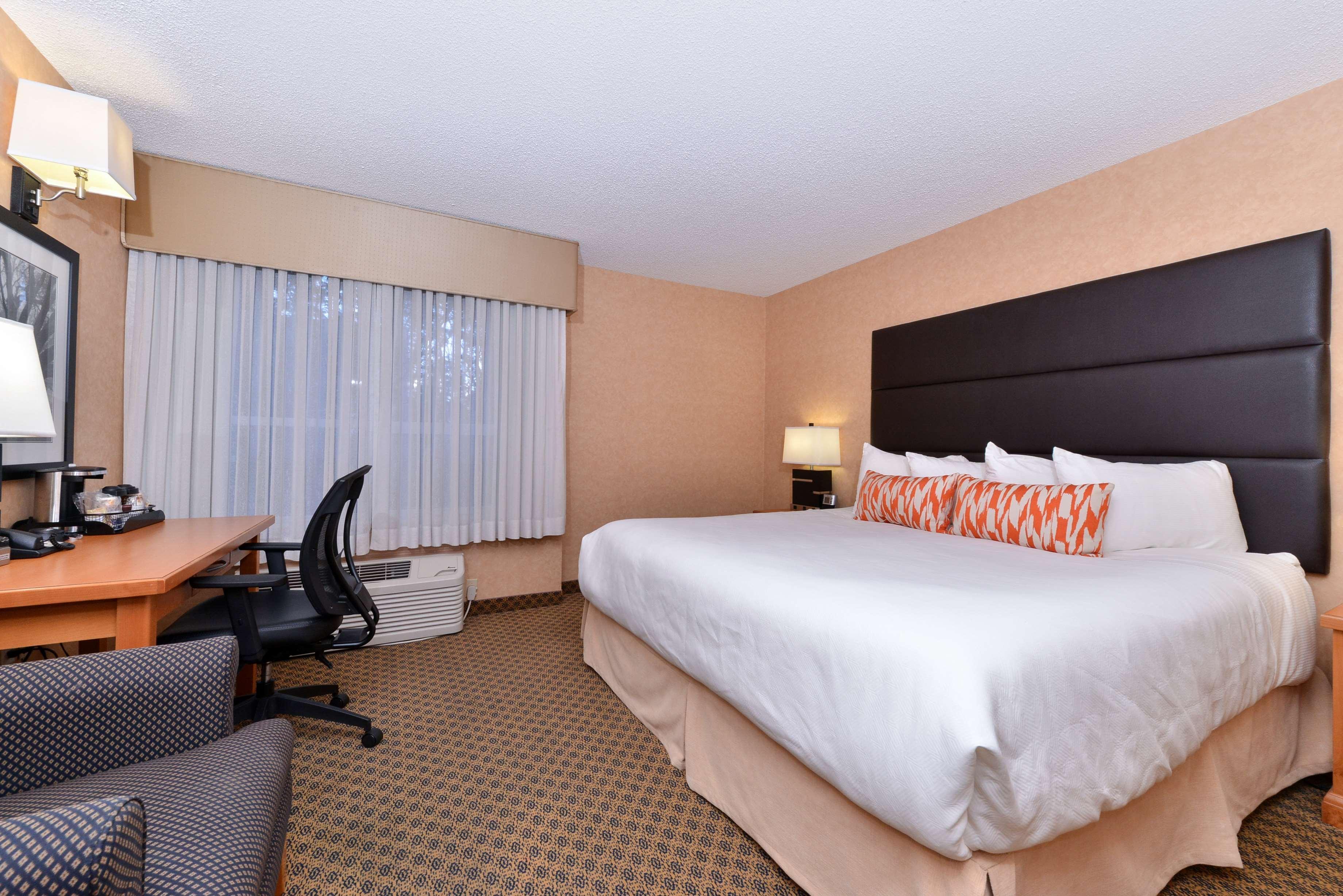 Best Western Plus Regency Inn And Conference Centre Абътсфорд Екстериор снимка