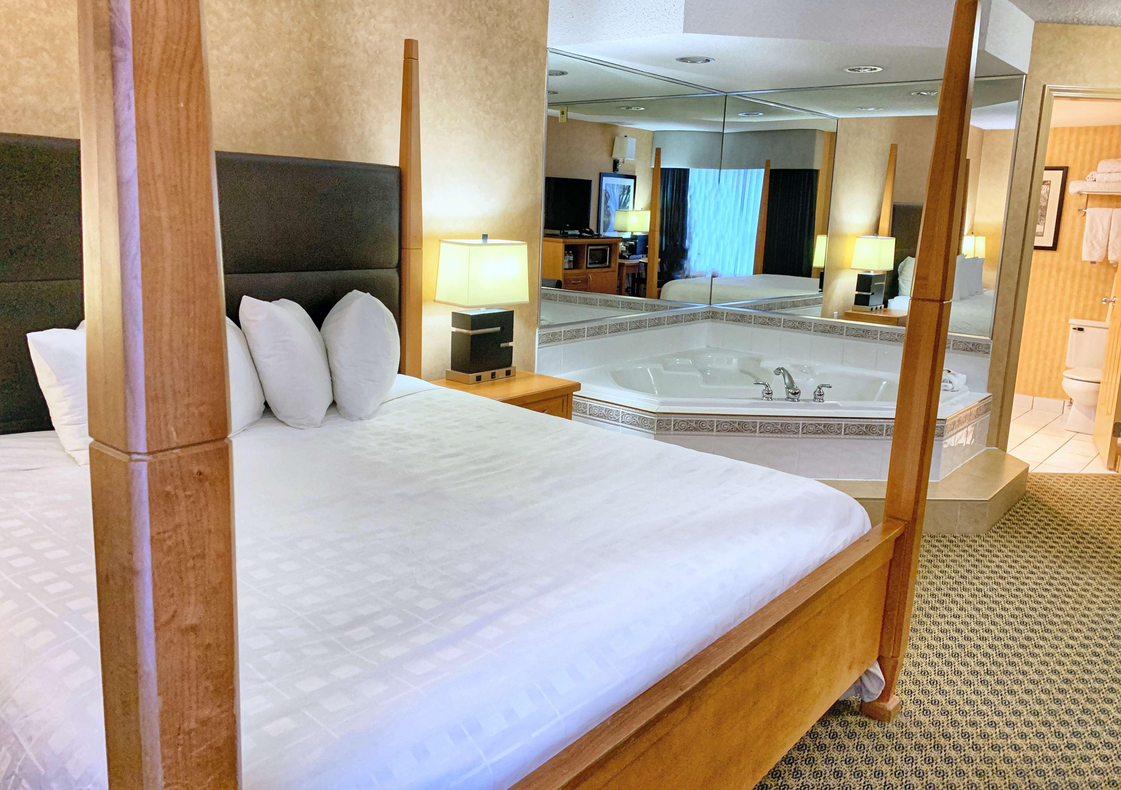 Best Western Plus Regency Inn And Conference Centre Абътсфорд Екстериор снимка