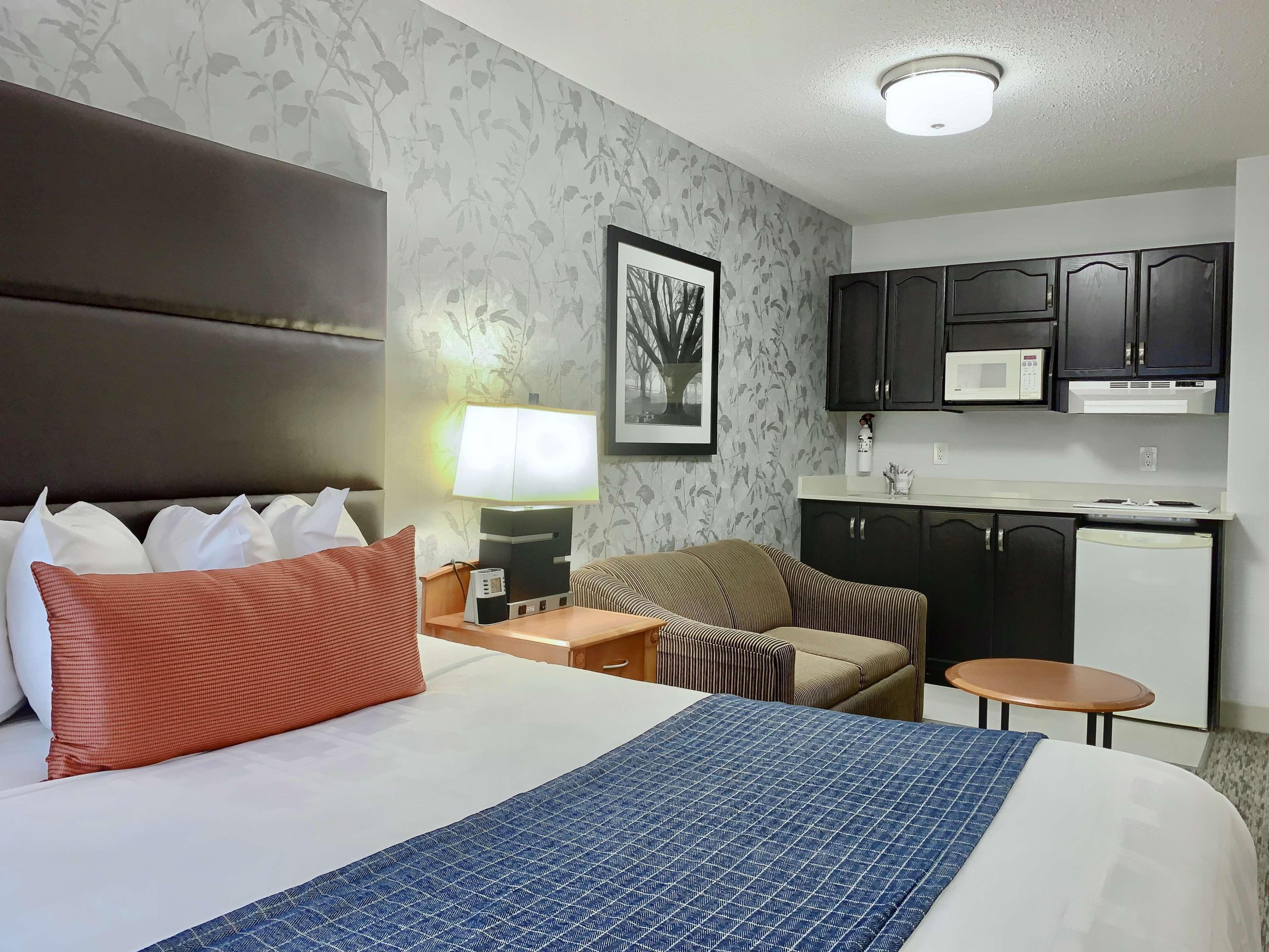 Best Western Plus Regency Inn And Conference Centre Абътсфорд Екстериор снимка