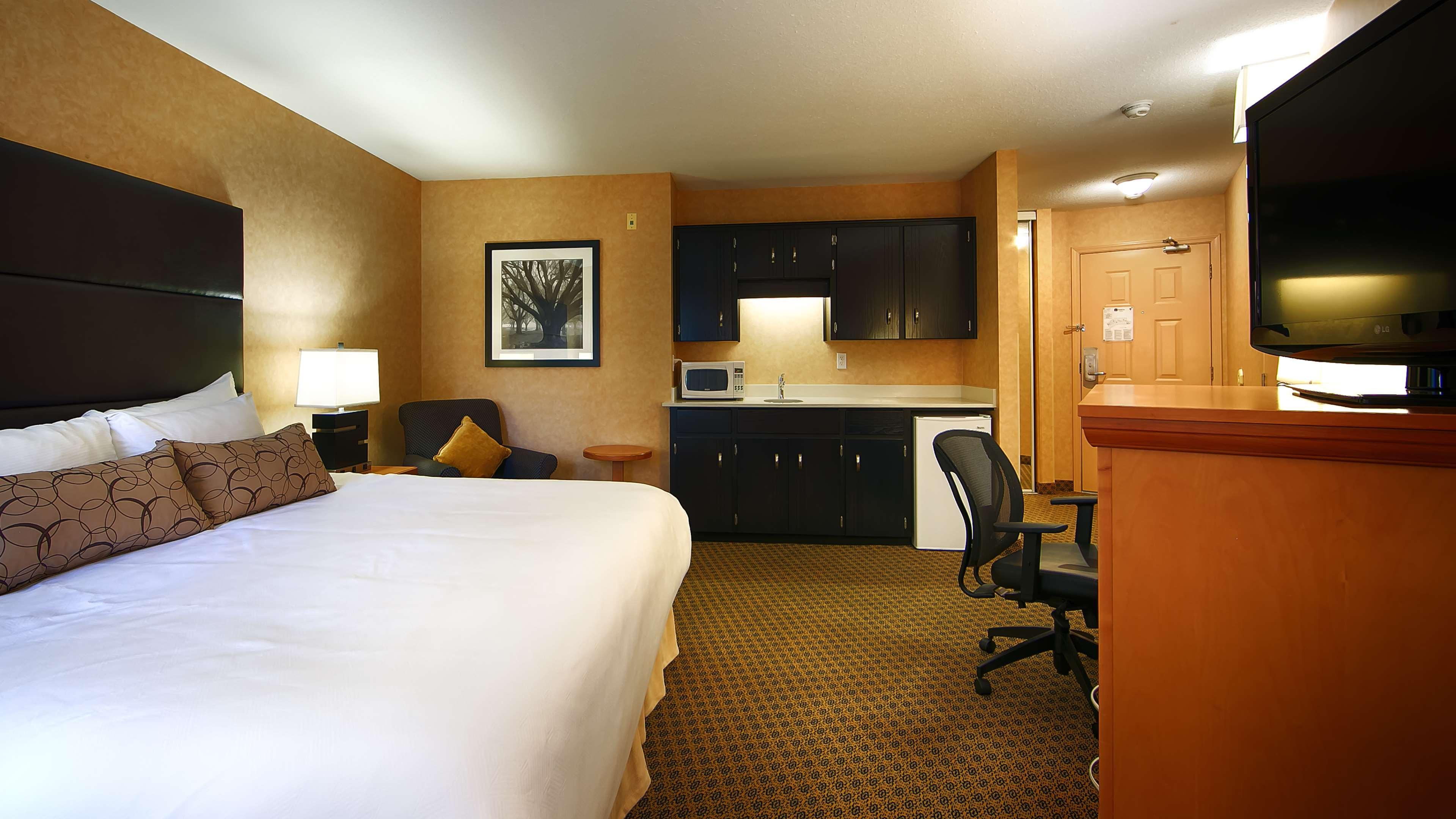 Best Western Plus Regency Inn And Conference Centre Абътсфорд Екстериор снимка