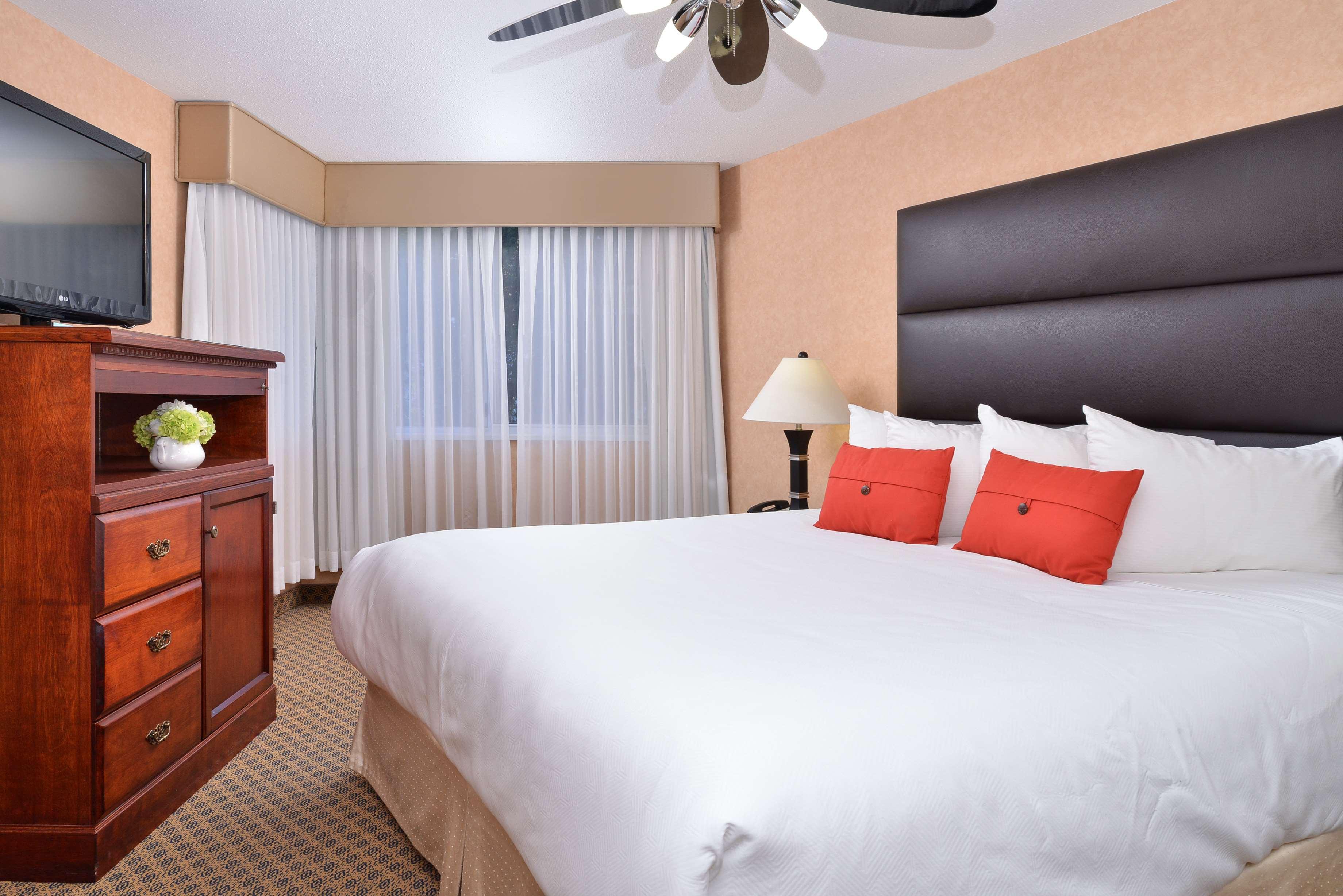 Best Western Plus Regency Inn And Conference Centre Абътсфорд Екстериор снимка
