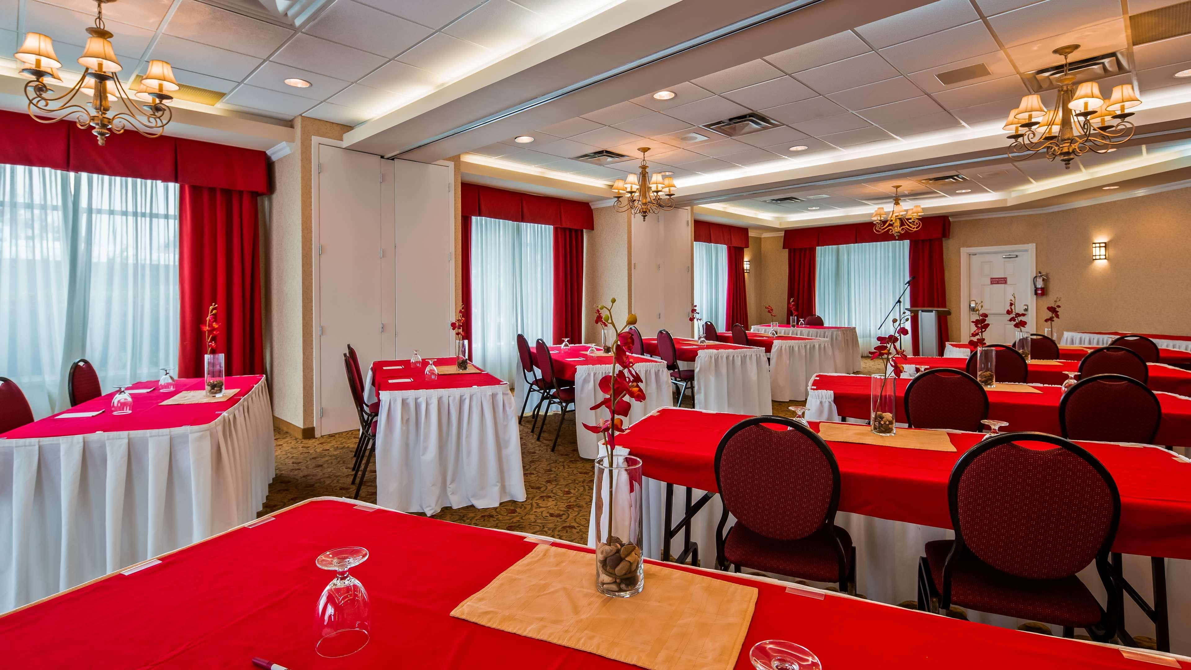 Best Western Plus Regency Inn And Conference Centre Абътсфорд Екстериор снимка