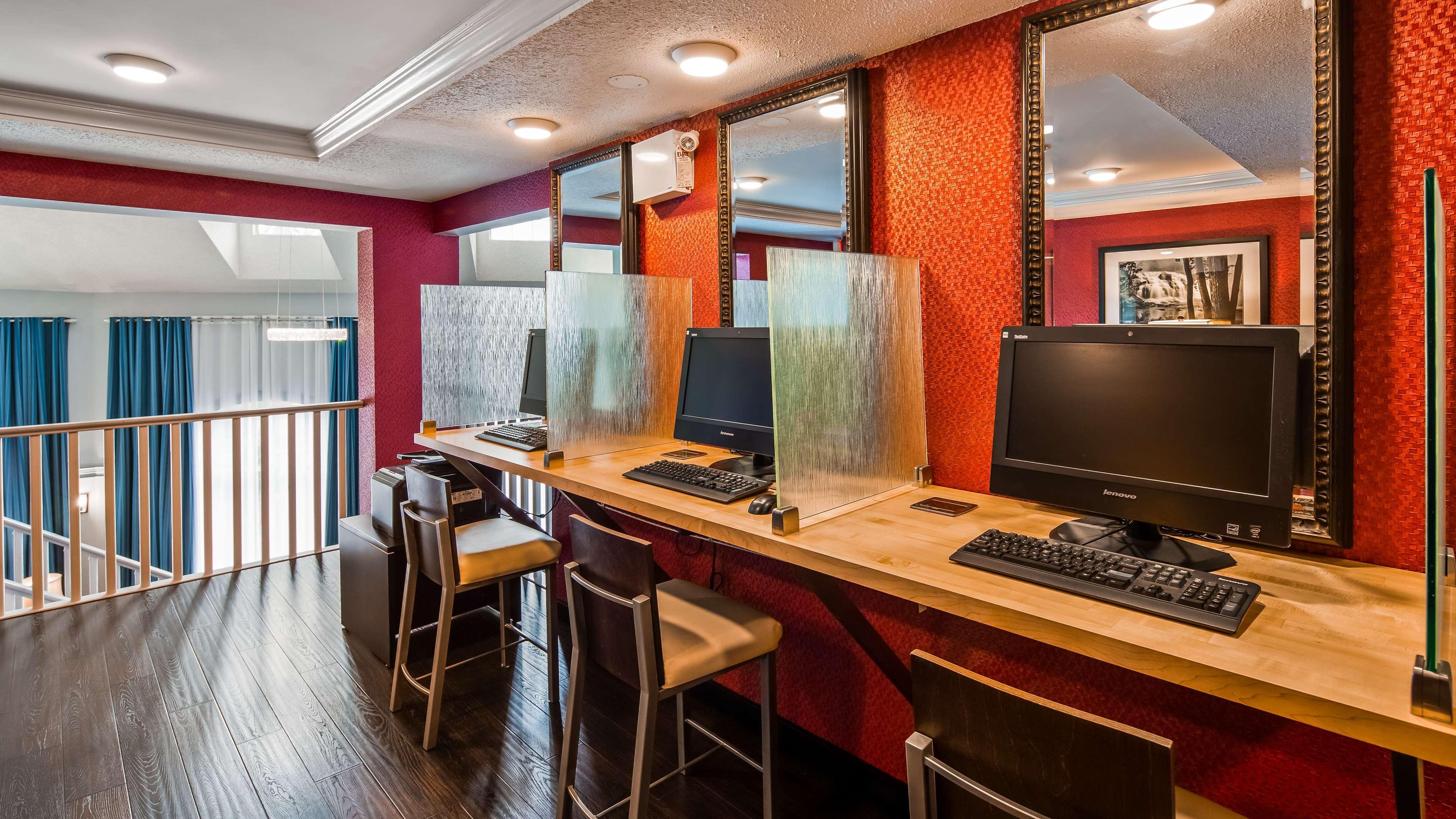 Best Western Plus Regency Inn And Conference Centre Абътсфорд Екстериор снимка