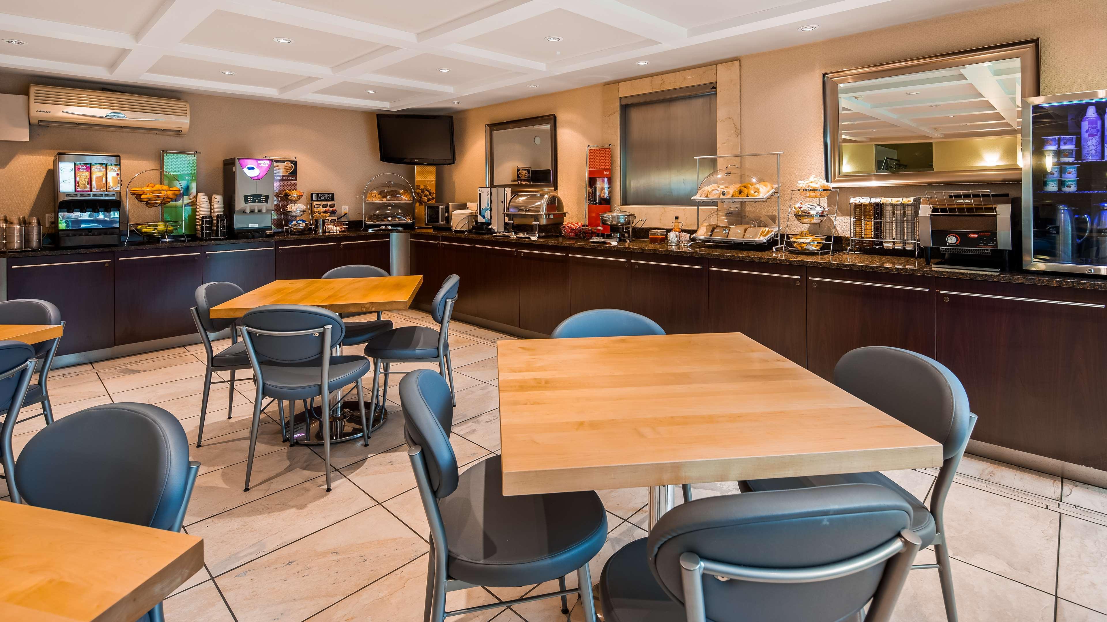 Best Western Plus Regency Inn And Conference Centre Абътсфорд Екстериор снимка