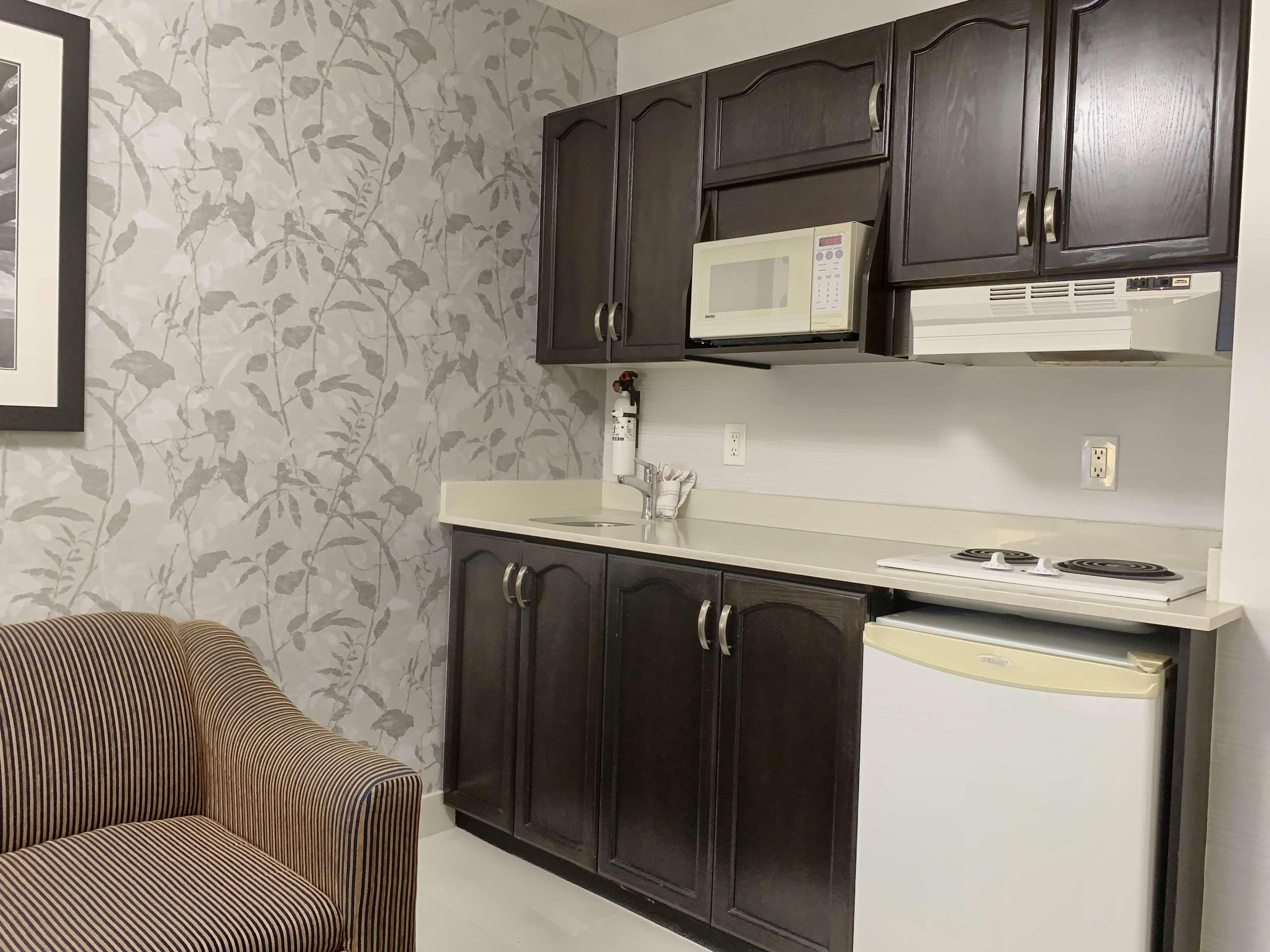 Best Western Plus Regency Inn And Conference Centre Абътсфорд Екстериор снимка
