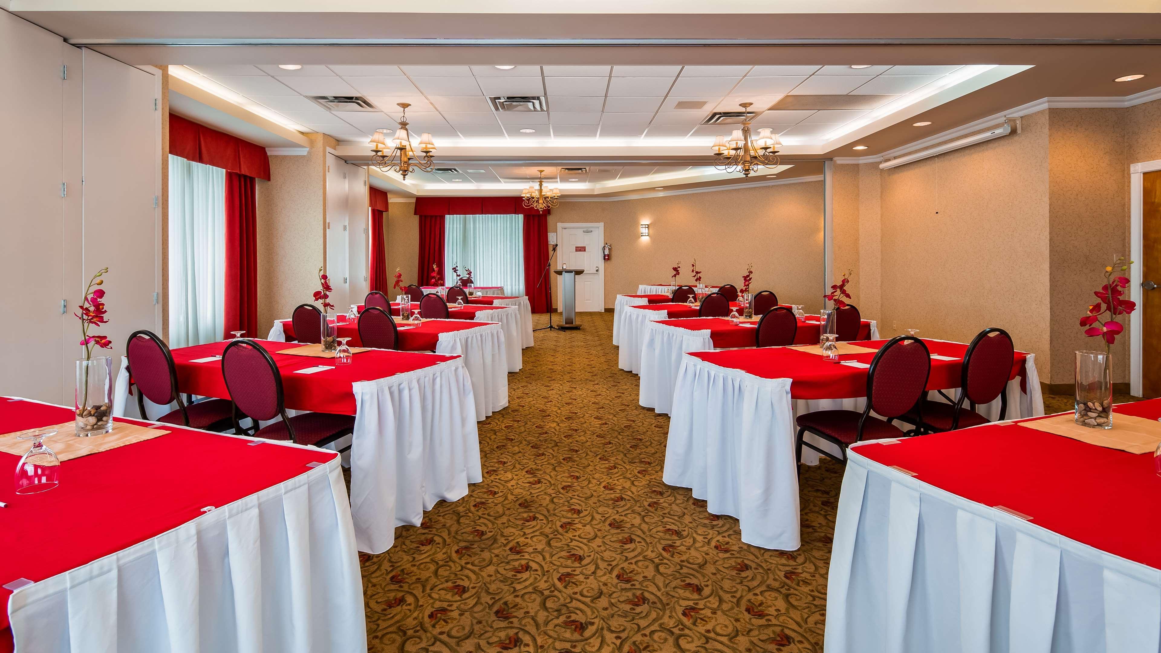 Best Western Plus Regency Inn And Conference Centre Абътсфорд Екстериор снимка